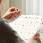 Menstrual Migraine: Recognize the Pattern and Prevent Attacks A person tracking menstrual migraine patterns on a blank cycle calendar